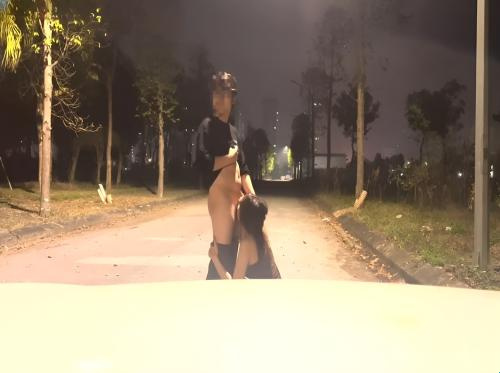 Sambil berjalan, aku meminta untuk menghisap penisku