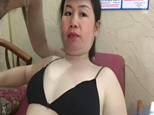 Ajak gadis yang baru dikenal di bar untuk menghisap ayam