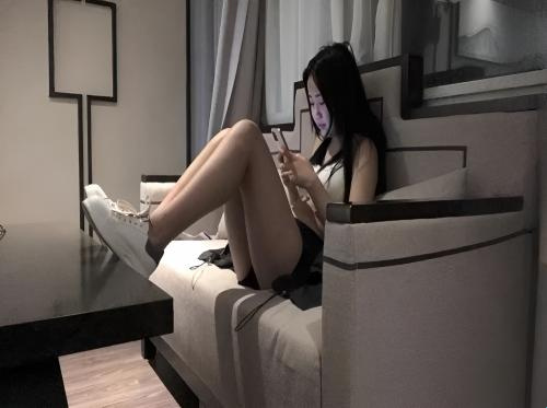 Gadis itu datang ke tempat itu untuk memberikan cek kepada orang kaya itu