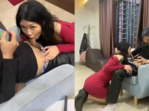 Sambil duduk, kekasihku meminta untuk menghisap penisku