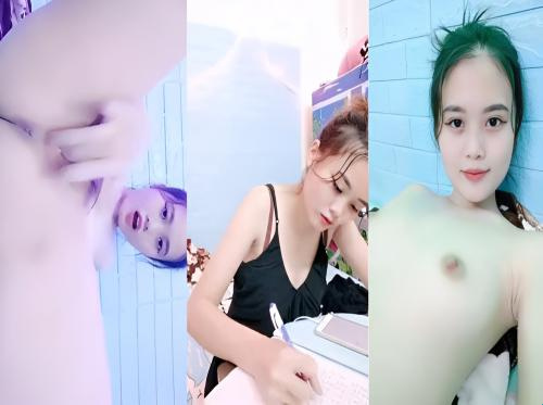 Gadis itu sedang belajar dan menjadi terangsang...