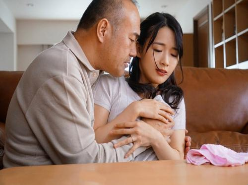 Sang suami tidak menanggapi hal itu, sehingga sang istri pun pergi mencari ayah mertuanya